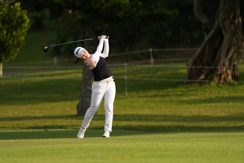 小祝さくらのフェアウェイウッドスイング（斜め前方）連続写真【2022年ダイキンオーキッドレディスゴルフトーナメント】