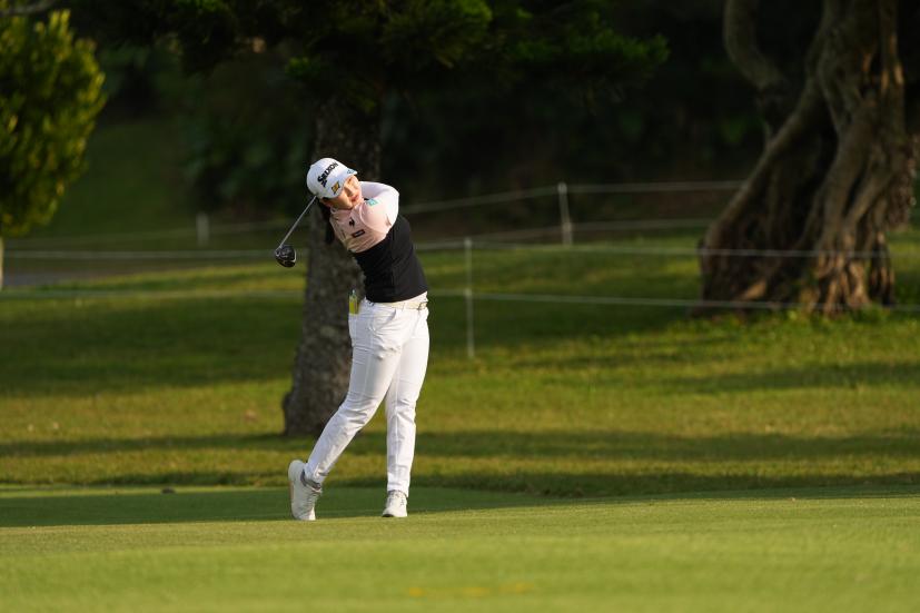 小祝さくらのフェアウェイウッドスイング（斜め前方）連続写真【2022年ダイキンオーキッドレディスゴルフトーナメント】