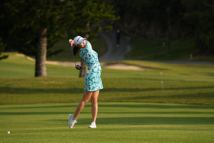 新垣比菜のフェアウェイウッドスイング（斜め前方）連続写真【2022年ダイキンオーキッドレディスゴルフトーナメント】