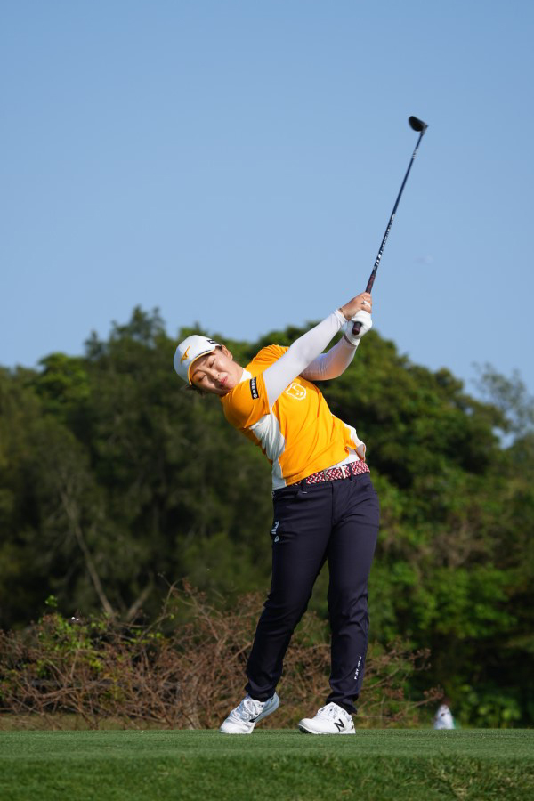 西郷真央のユーティリティスイング（ティショット）連続写真【2022年ダイキンオーキッドレディスゴルフトーナメント】