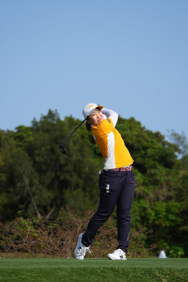西郷真央のユーティリティスイング（ティショット）連続写真【2022年ダイキンオーキッドレディスゴルフトーナメント】