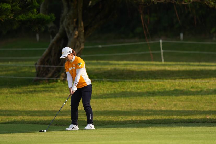 西郷真央のフェアウェイウッドスイング（斜め前方）連続写真【2022年ダイキンオーキッドレディスゴルフトーナメント】