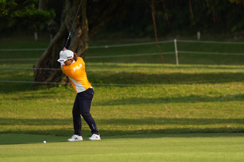 西郷真央のフェアウェイウッドスイング（斜め前方）連続写真【2022年ダイキンオーキッドレディスゴルフトーナメント】