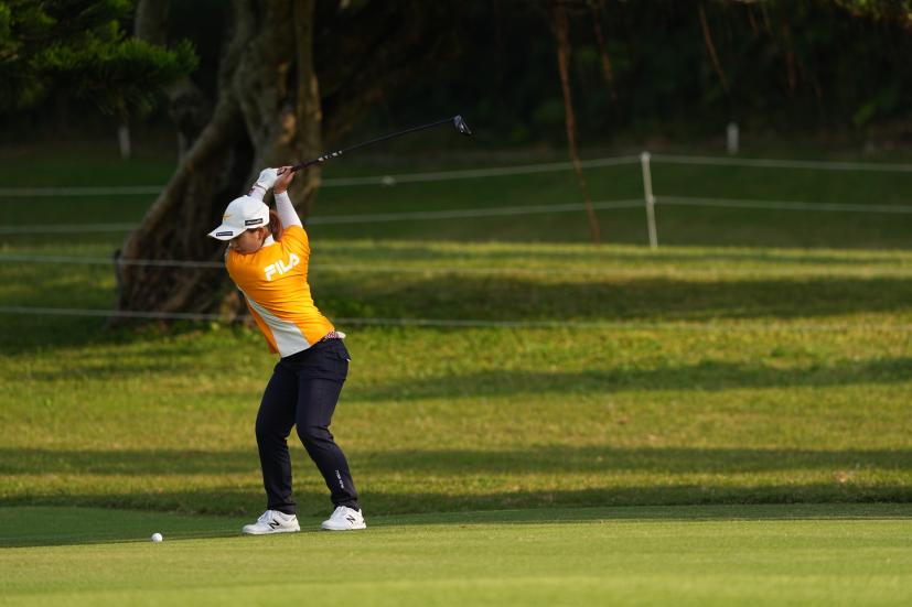 西郷真央のフェアウェイウッドスイング（斜め前方）連続写真【2022年ダイキンオーキッドレディスゴルフトーナメント】