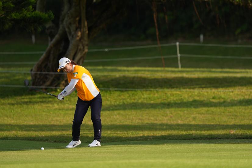 西郷真央のフェアウェイウッドスイング（斜め前方）連続写真【2022年ダイキンオーキッドレディスゴルフトーナメント】