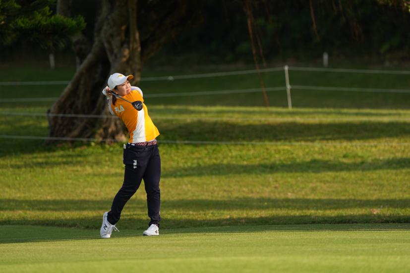 西郷真央のフェアウェイウッドスイング（斜め前方）連続写真【2022年ダイキンオーキッドレディスゴルフトーナメント】