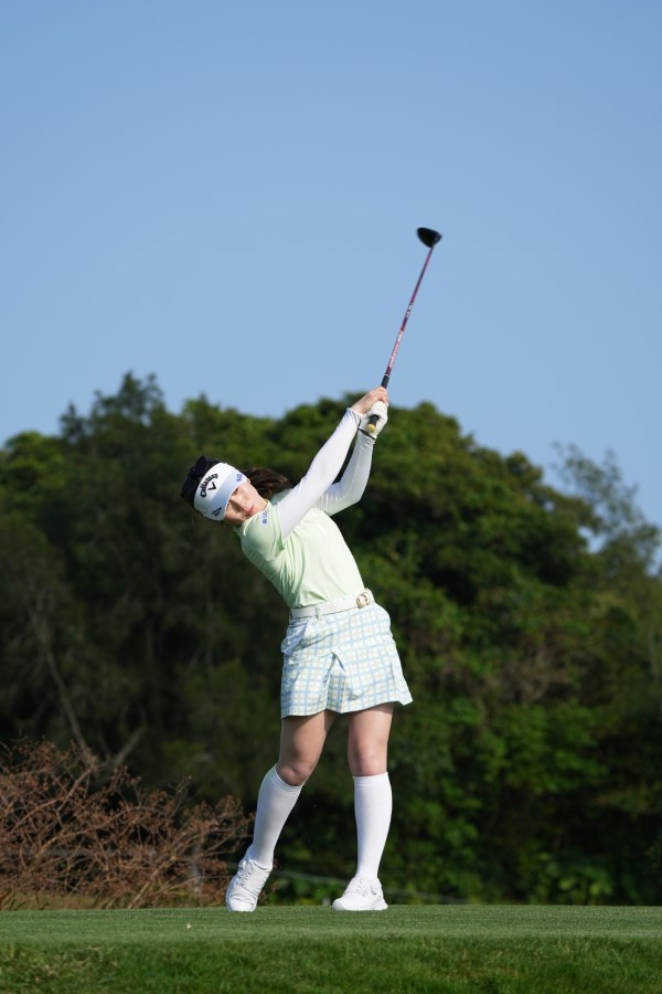 西村優菜のフェアウェイウッドスイング（ティショット）連続写真【2022年ダイキンオーキッドレディスゴルフトーナメント】