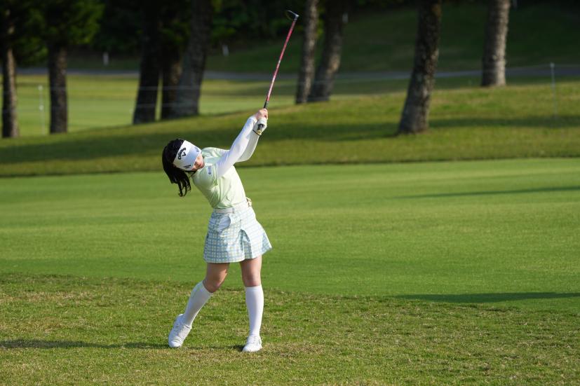 西村優菜のフェアウェイウッドスイング（斜め前方）連続写真【2022年ダイキンオーキッドレディスゴルフトーナメント】