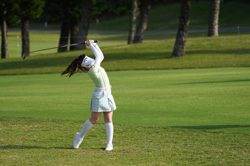 西村優菜のフェアウェイウッドスイング（斜め前方）連続写真【2022年ダイキンオーキッドレディスゴルフトーナメント】