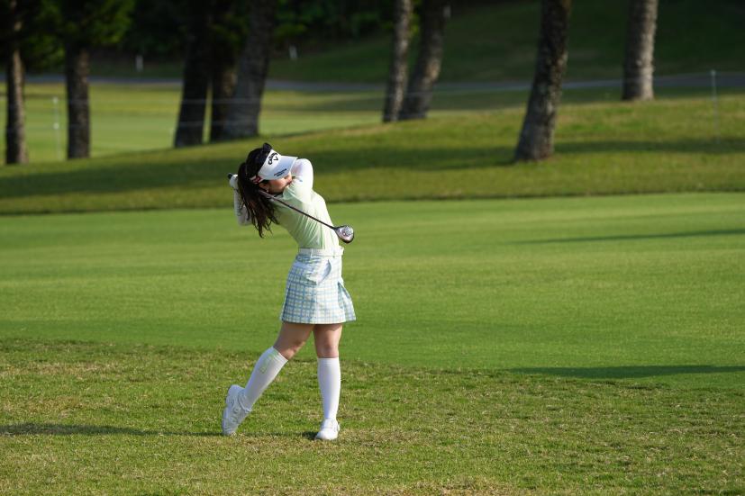 西村優菜のフェアウェイウッドスイング（斜め前方）連続写真【2022年ダイキンオーキッドレディスゴルフトーナメント】