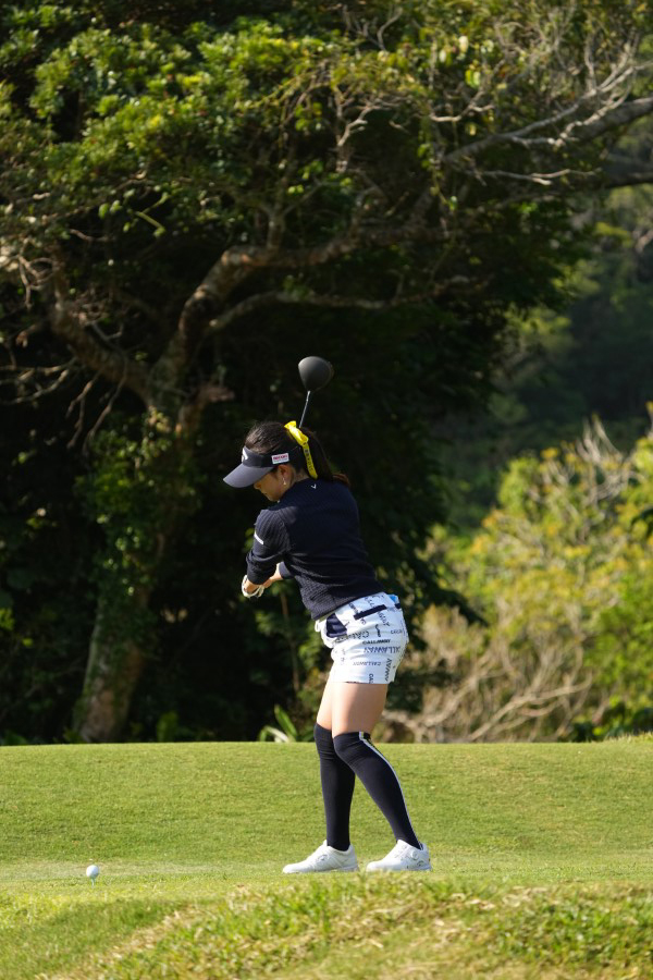 河本結のドライバースイング（斜め前方）連続写真【2022年ダイキンオーキッドレディスゴルフトーナメント】