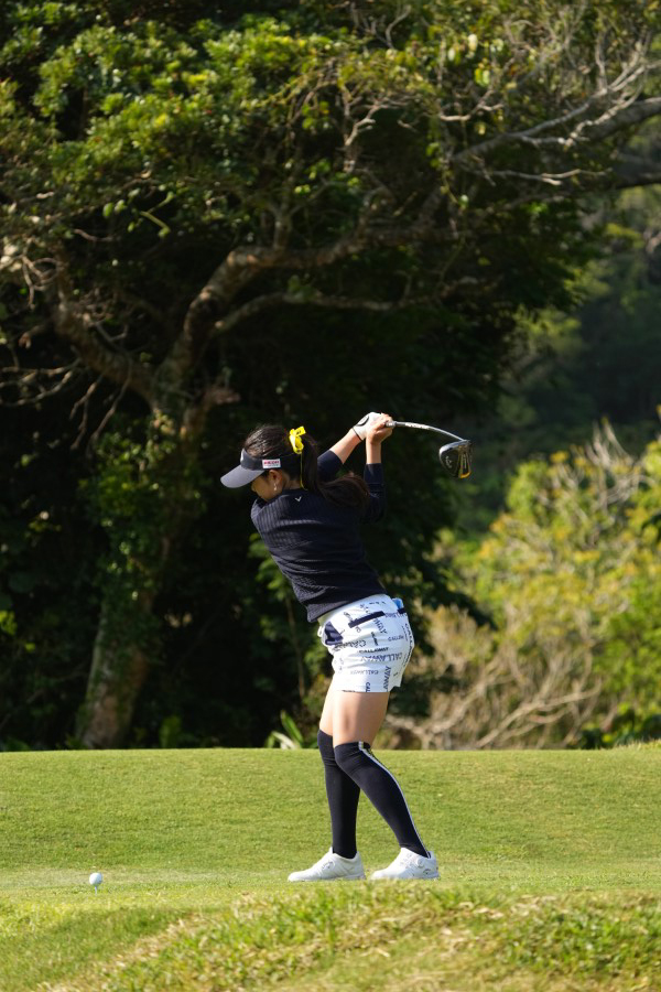 河本結のドライバースイング（斜め前方）連続写真【2022年ダイキンオーキッドレディスゴルフトーナメント】