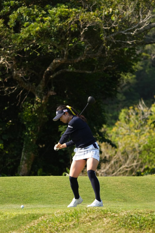 河本結のドライバースイング（斜め前方）連続写真【2022年ダイキンオーキッドレディスゴルフトーナメント】