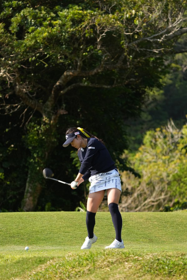 河本結のドライバースイング（斜め前方）連続写真【2022年ダイキンオーキッドレディスゴルフトーナメント】