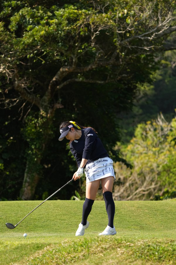 河本結のドライバースイング（斜め前方）連続写真【2022年ダイキンオーキッドレディスゴルフトーナメント】