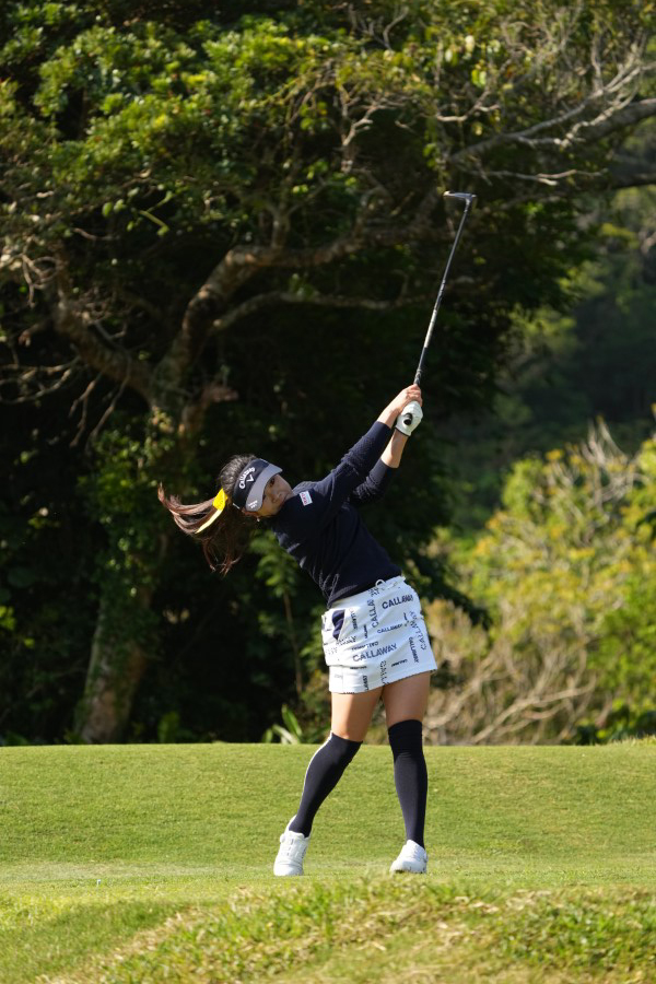 河本結のドライバースイング（斜め前方）連続写真【2022年ダイキンオーキッドレディスゴルフトーナメント】