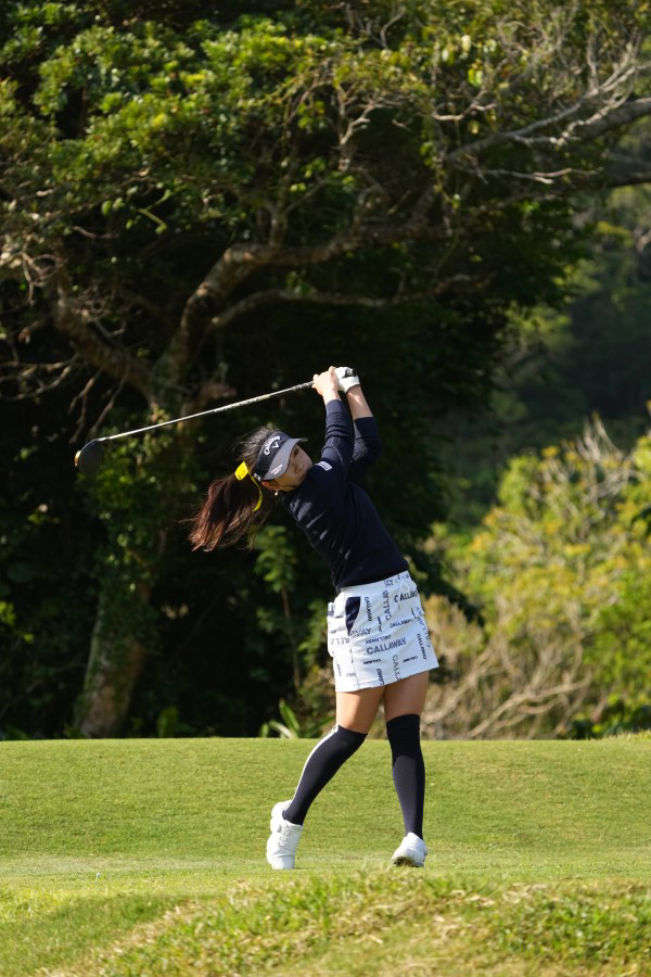 河本結のドライバースイング（斜め前方）連続写真【2022年ダイキンオーキッドレディスゴルフトーナメント】