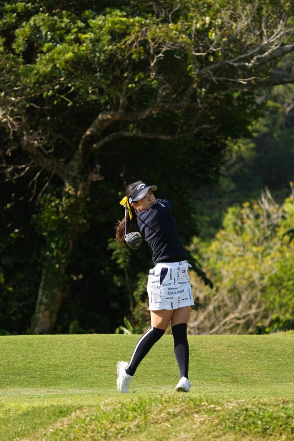 河本結のドライバースイング（斜め前方）連続写真【2022年ダイキンオーキッドレディスゴルフトーナメント】