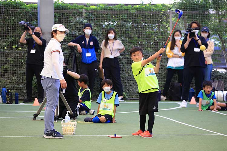 スポーツの楽しさを子供たちへ!!「明治安田生命Presents サッカー教室＆スナッグゴルフ教室」を開催