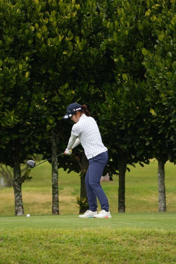 藤田さいきのドライバースイング（斜め前方）連続写真【2022年ダイキンオーキッドレディスゴルフトーナメント】