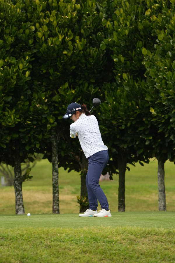 藤田さいきのドライバースイング（斜め前方）連続写真【2022年ダイキンオーキッドレディスゴルフトーナメント】