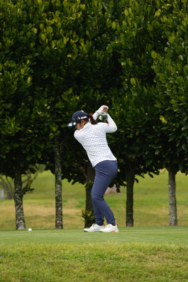 藤田さいきのドライバースイング（斜め前方）連続写真【2022年ダイキンオーキッドレディスゴルフトーナメント】