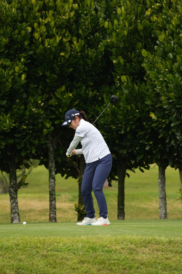 藤田さいきのドライバースイング（斜め前方）連続写真【2022年ダイキンオーキッドレディスゴルフトーナメント】