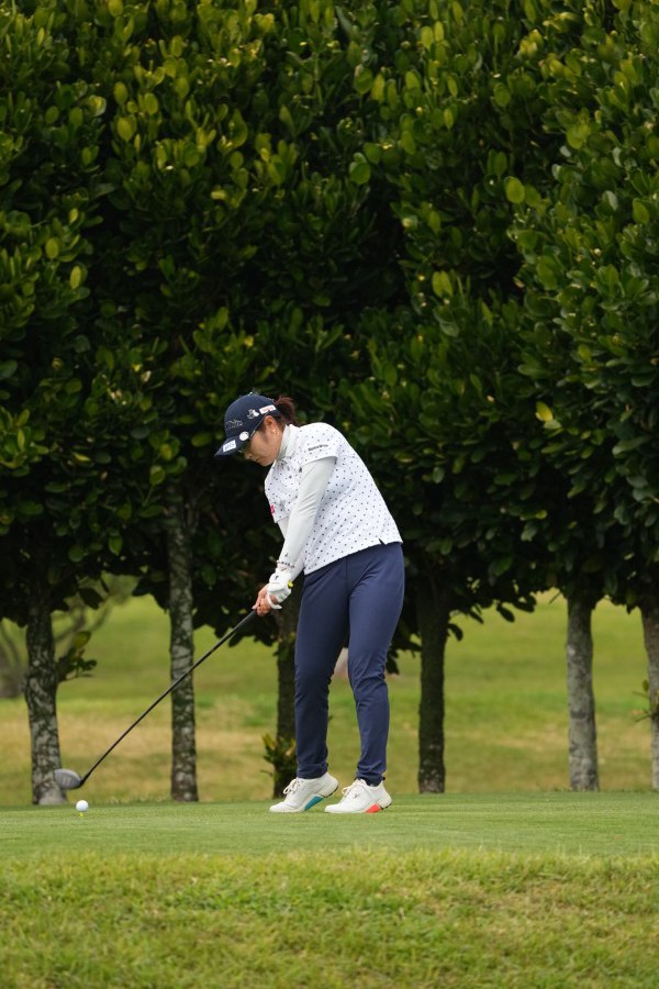 藤田さいきのドライバースイング（斜め前方）連続写真【2022年ダイキンオーキッドレディスゴルフトーナメント】