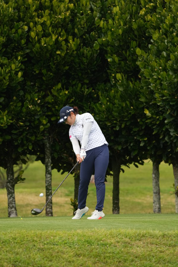 藤田さいきのドライバースイング（斜め前方）連続写真【2022年ダイキンオーキッドレディスゴルフトーナメント】
