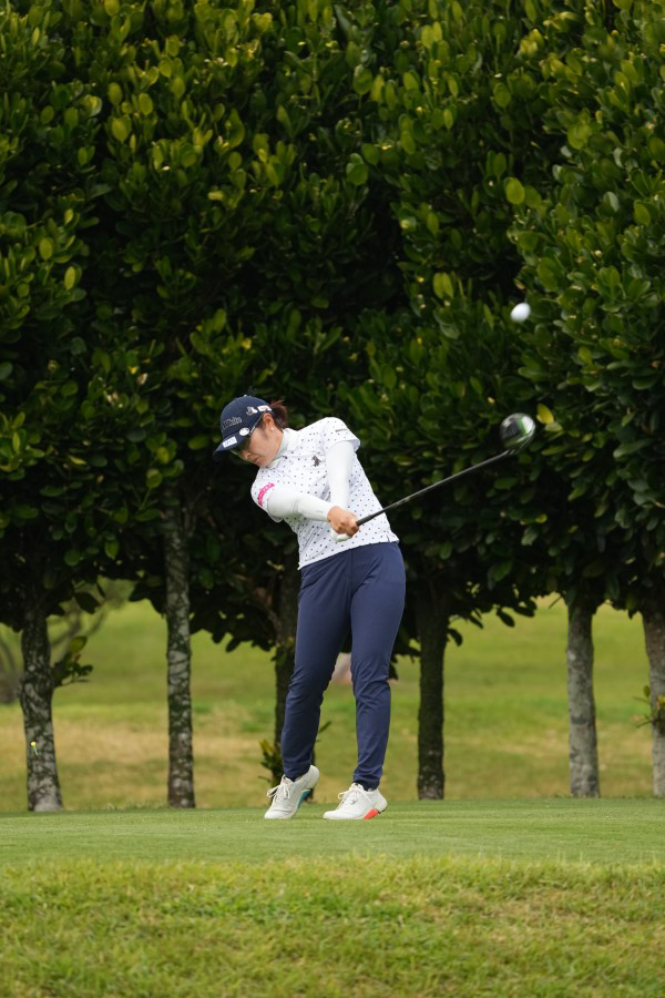 藤田さいきのドライバースイング（斜め前方）連続写真【2022年ダイキンオーキッドレディスゴルフトーナメント】