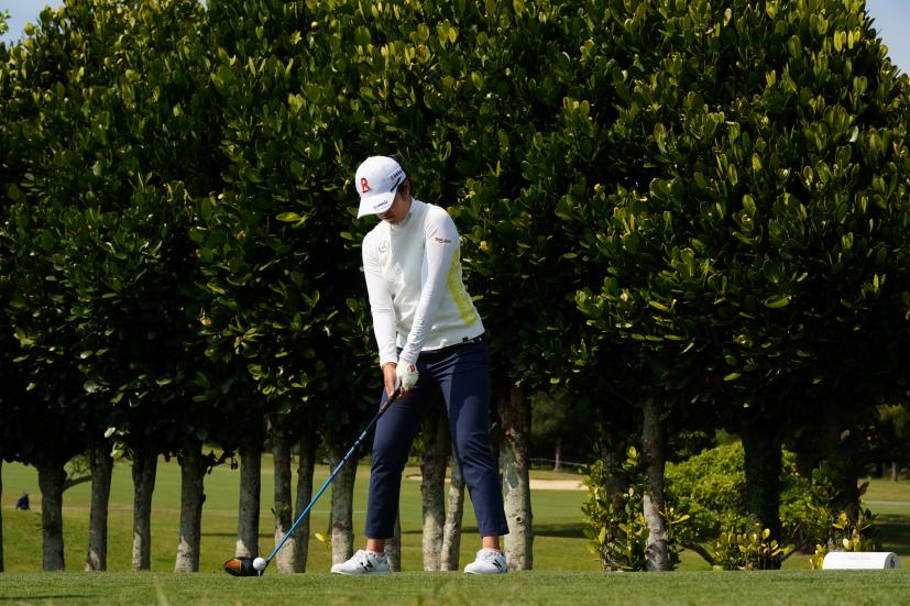 稲見萌寧のドライバースイング（斜め前方）連続写真【2022年ダイキンオーキッドレディスゴルフトーナメント】