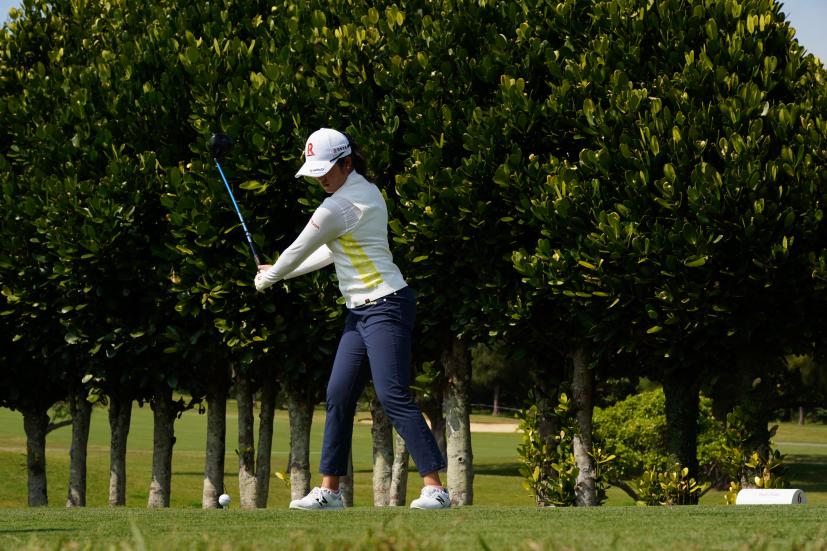 稲見萌寧のドライバースイング（斜め前方）連続写真【2022年ダイキンオーキッドレディスゴルフトーナメント】