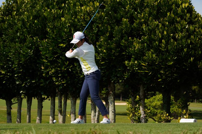 稲見萌寧のドライバースイング（斜め前方）連続写真【2022年ダイキンオーキッドレディスゴルフトーナメント】