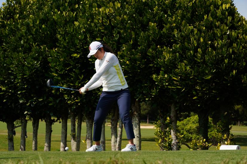 稲見萌寧のドライバースイング（斜め前方）連続写真【2022年ダイキンオーキッドレディスゴルフトーナメント】