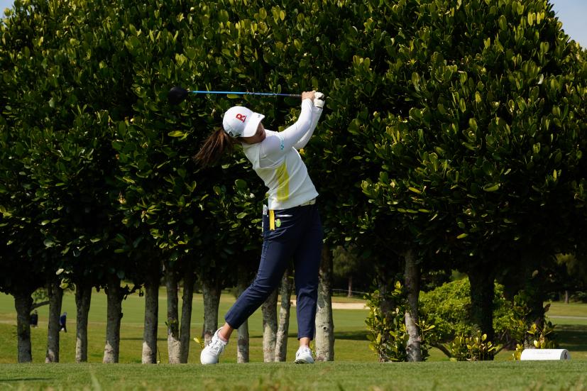 稲見萌寧のドライバースイング（斜め前方）連続写真【2022年ダイキンオーキッドレディスゴルフトーナメント】