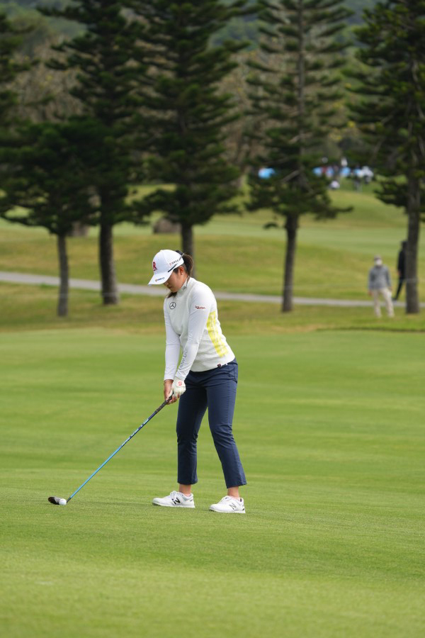 稲見萌寧のフェアウェイウッドスイング（斜め前方）連続写真【2022年ダイキンオーキッドレディスゴルフトーナメント】