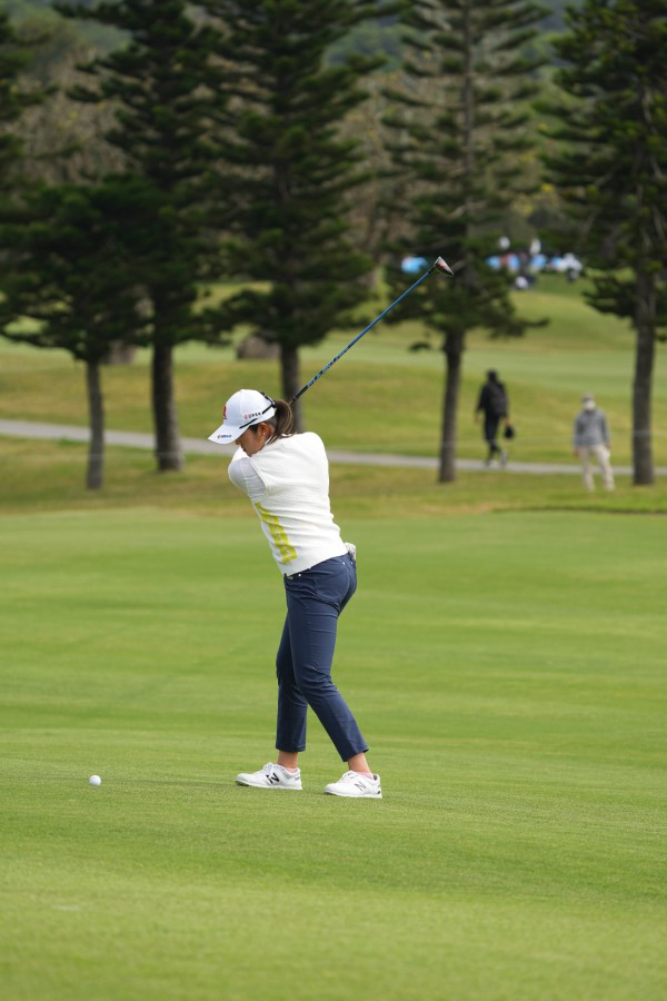 稲見萌寧のフェアウェイウッドスイング（斜め前方）連続写真【2022年ダイキンオーキッドレディスゴルフトーナメント】