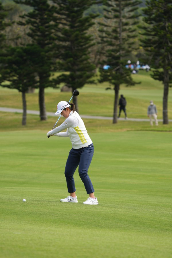 稲見萌寧のフェアウェイウッドスイング（斜め前方）連続写真【2022年ダイキンオーキッドレディスゴルフトーナメント】