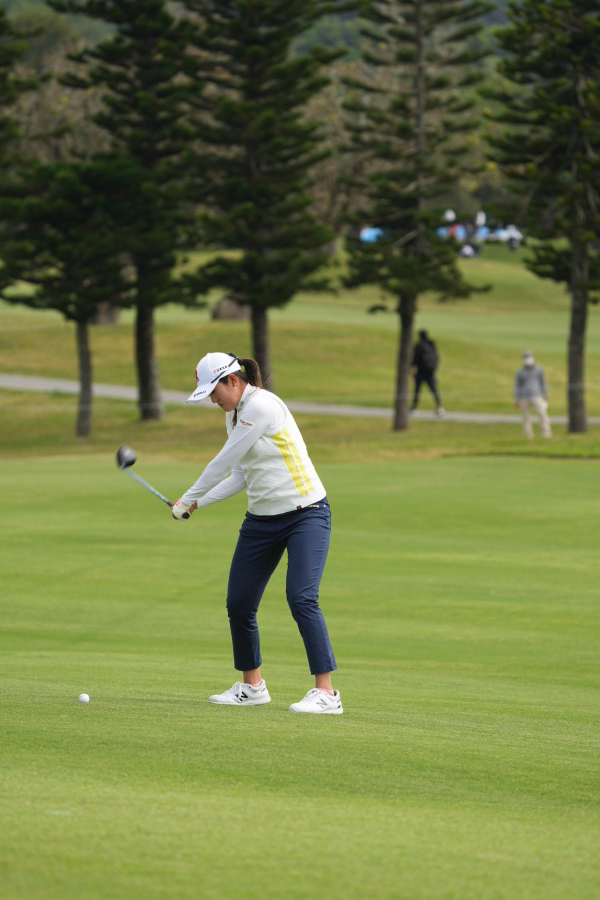 稲見萌寧のフェアウェイウッドスイング（斜め前方）連続写真【2022年ダイキンオーキッドレディスゴルフトーナメント】