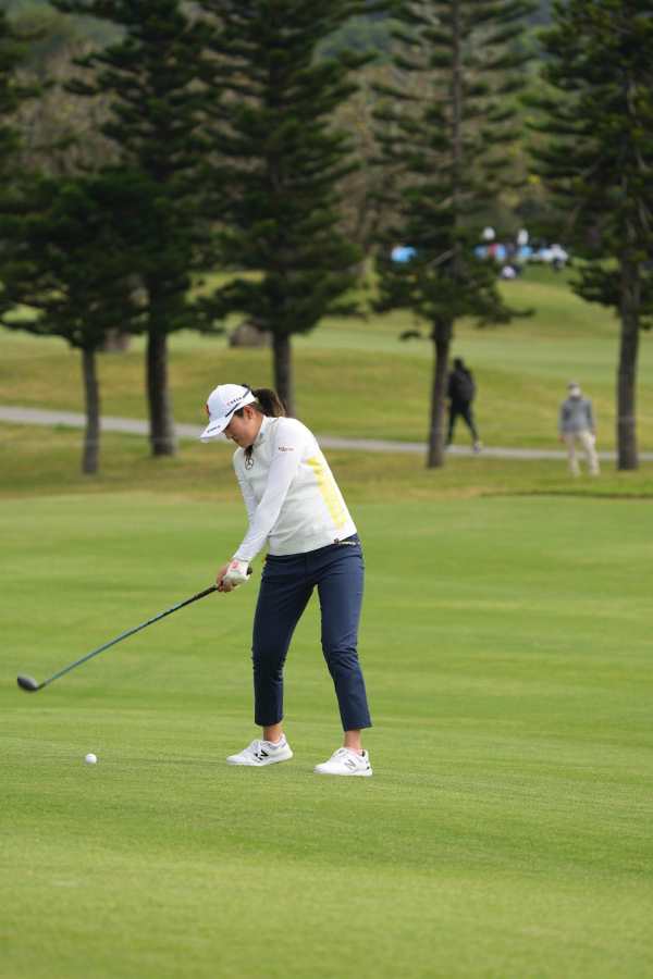 稲見萌寧のフェアウェイウッドスイング（斜め前方）連続写真【2022年ダイキンオーキッドレディスゴルフトーナメント】