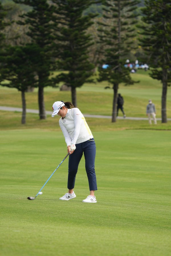 稲見萌寧のフェアウェイウッドスイング（斜め前方）連続写真【2022年ダイキンオーキッドレディスゴルフトーナメント】