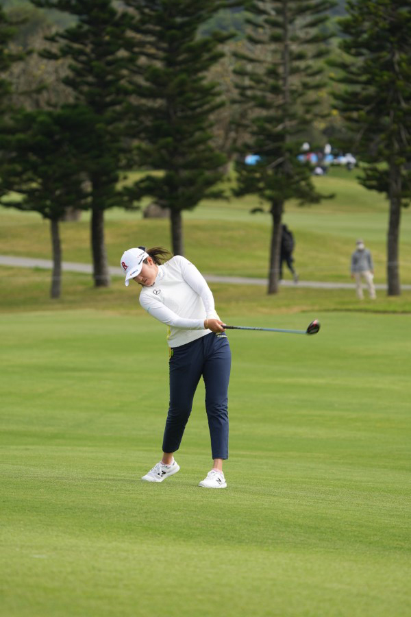 稲見萌寧のフェアウェイウッドスイング（斜め前方）連続写真【2022年ダイキンオーキッドレディスゴルフトーナメント】