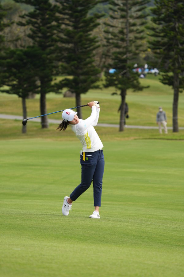 稲見萌寧のフェアウェイウッドスイング（斜め前方）連続写真【2022年ダイキンオーキッドレディスゴルフトーナメント】