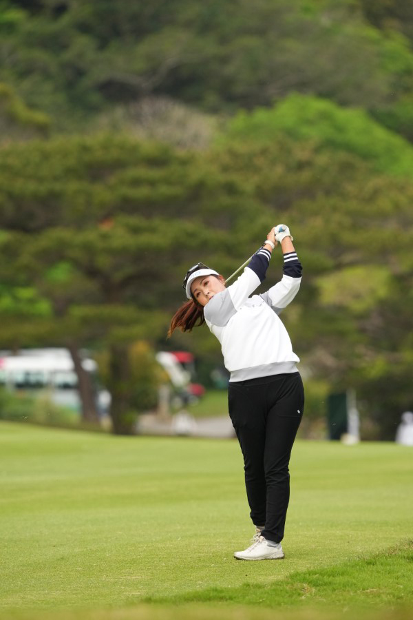 青木瀬令奈のフェアウェイウッドスイング（斜め前方）連続写真【2022年ダイキンオーキッドレディスゴルフトーナメント】