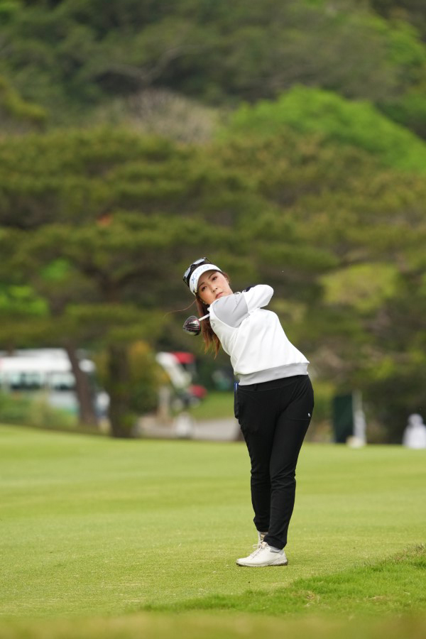 青木瀬令奈のフェアウェイウッドスイング（斜め前方）連続写真【2022年ダイキンオーキッドレディスゴルフトーナメント】