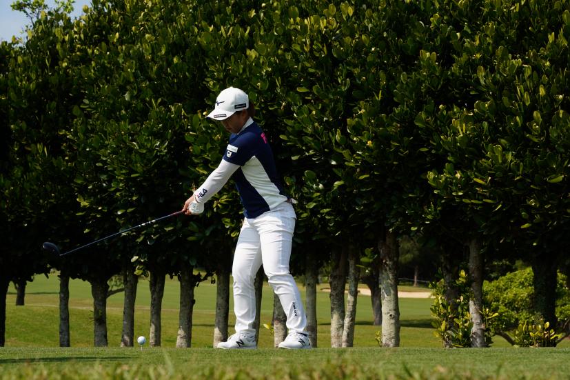 西郷真央のドライバースイング（斜め前方）連続写真【2022年ダイキンオーキッドレディスゴルフトーナメント】