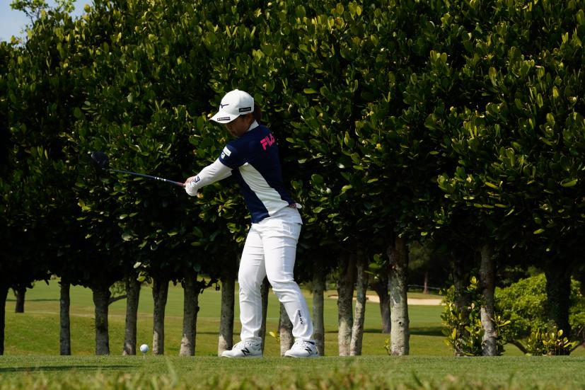 西郷真央のドライバースイング（斜め前方）連続写真【2022年ダイキンオーキッドレディスゴルフトーナメント】