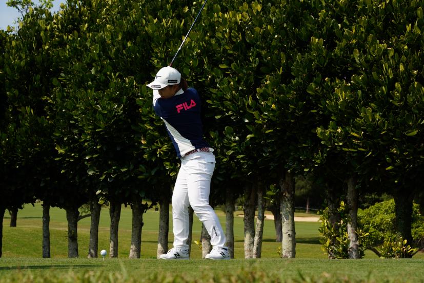 西郷真央のドライバースイング（斜め前方）連続写真【2022年ダイキンオーキッドレディスゴルフトーナメント】