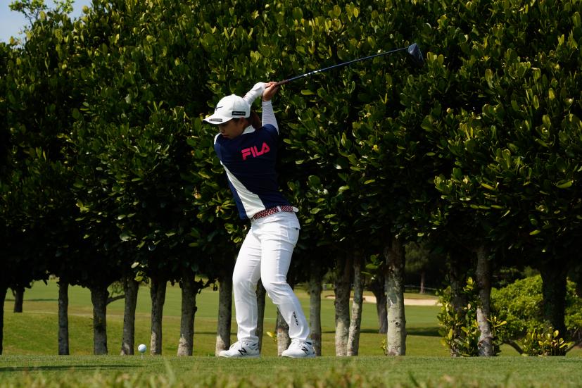 西郷真央のドライバースイング（斜め前方）連続写真【2022年ダイキンオーキッドレディスゴルフトーナメント】