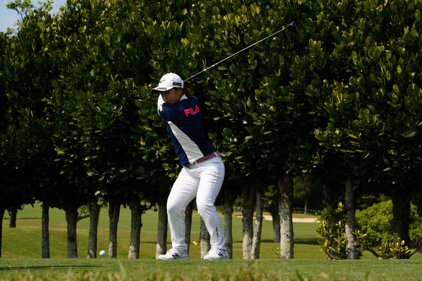 西郷真央のドライバースイング（斜め前方）連続写真【2022年ダイキンオーキッドレディスゴルフトーナメント】